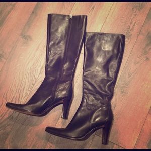 Brown knee-high boots #shesdarlin!